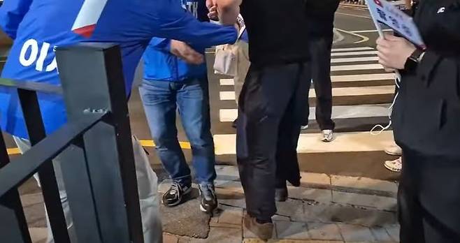 [서울=뉴시스] 박주민(왼쪽) 더불어민주당 의원을 어디론가 끌고 가려 하는 남성(가운데). (출처=박주민TV) 2025.05.27. photo@newsis.com *재판매 및 DB 금지