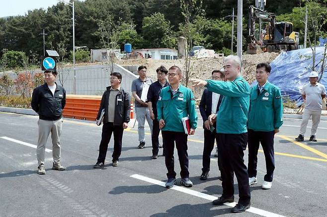 [창원=뉴시스] 강경국 기자 = 조명래 경남 창원시 제2부시장이 27일 이달 말 개통 예정인 자은3지구~풍호동 간 도시계획도로 개설 사업 공사 현장을 방문해 진행 상황을 점검하고 있다. (사진=창원시청 제공). 2025.05.27. photo@newsis.com *재판매 및 DB 금지
