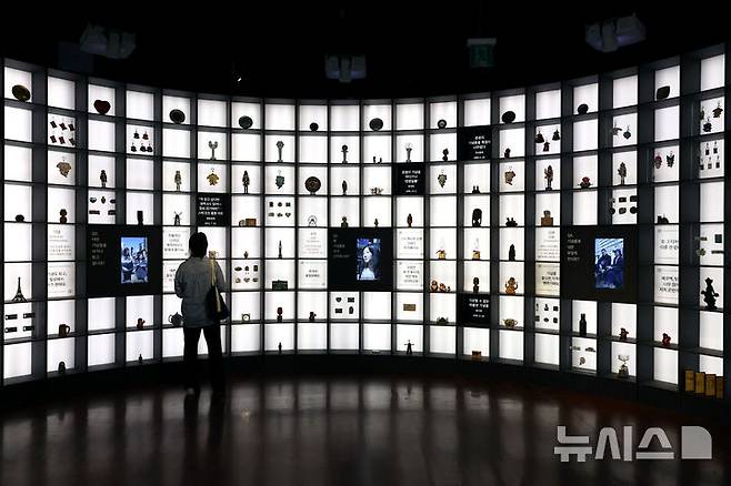 [서울=뉴시스] 박진희 기자 = 국립민속박물관은 27일 서울 종로구 박물관에서 특별전 '오늘도, 기념: 우리가 기념품을 간직하는 이유' 언론간담회를 갖고 주요 전시품을 선보이고 있다. 이번 특별전은 기념품의 문화사로 본 한국 사회 다양한 기념의 목적 조명한다. 2025.05.27. pak7130@newsis.com