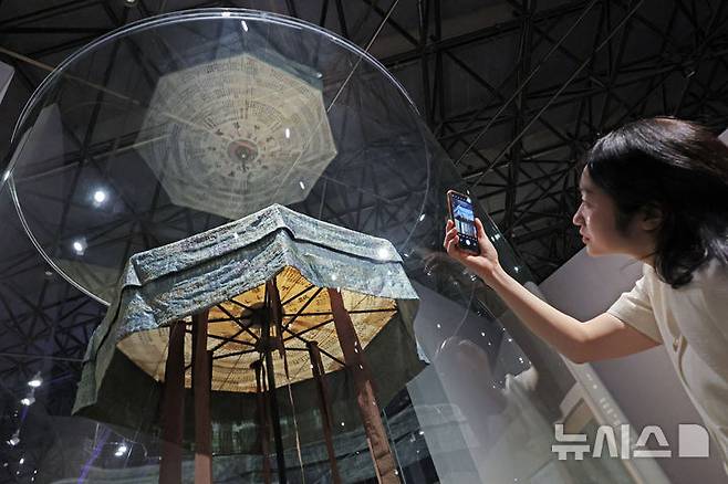 [서울=뉴시스] 박진희 기자 = 국립민속박물관은 27일 서울 종로구 박물관에서 특별전 '오늘도, 기념: 우리가 기념품을 간직하는 이유' 언론간담회를 갖고 전시품 '만인산'을 선보이고 있다. 만인산은 초산부현재 평안북도 초산군의 부사를 지낸 이만기(李晩耆, 1825~1888)의 공덕을 기리기 위해, 마을 사람들이 바친 기념품이다. 우산 형태의 천에는 제작에 참여한 2,091명의 이름이 수놓아져 있어 공로에 대한 존경의 마음이 담겨 있다. 2025.05.27. pak7130@newsis.com