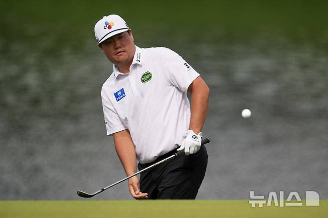 [샬럿=AP/뉴시스] 임성재가 16일(현지 시간) 미 노스캐롤라이나주 샬럿의 퀘일 홀로 클럽에서 열린 미국프로골프(PGA) 투어 PGA 챔피언십 2라운드 14번 홀 그린에서 칩샷하고 있다. 첫날 공동 73위였던 임성재는 중간 합계 5오버파 147타 공동 103위로 밀리며 컷탈락했다. 2025.05.17.