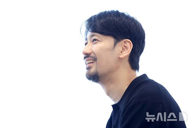 [서울=뉴시스] 박진희 기자 = 국립극단 연극 '헤다 가블러' 브라크 역의 배우 홍선우가 23일 서울 중구 명동예술극장에서 인터뷰 하고 있다. 2025.05.27. pak7130@newsis.com