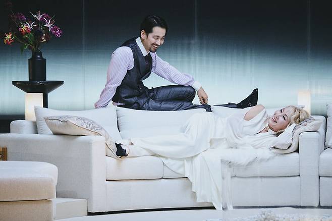 배우 홍선우(위)와 이혜영이 국립극단 '헤다 가블러'에 출연 중이다. (사진=국립극단 제공) *재판매 및 DB 금지