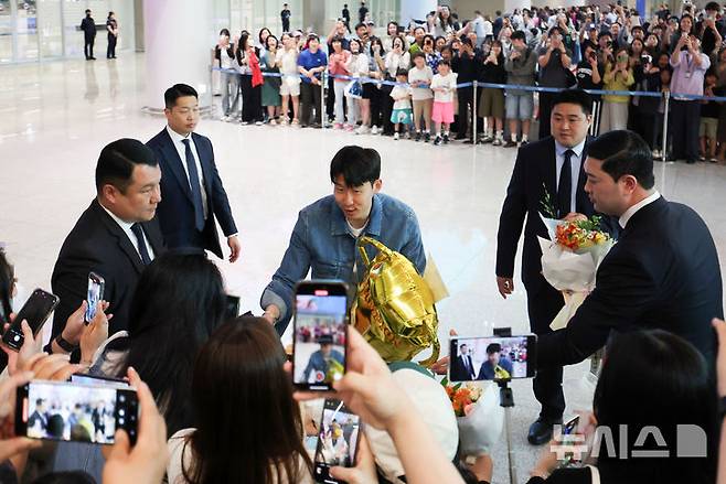 [인천공항=뉴시스] 김선웅 기자 = 유로파리그에서 우승한 토트넘의 손흥민이 27일 인천국제공항을 통해 귀국하고 있다. 2025.05.27. mangusta@newsis.com