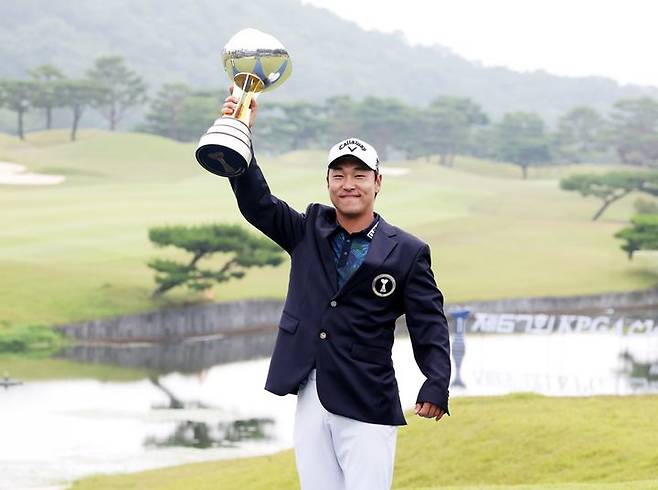 [서울=뉴시스] 전가람은 지난달 KPGA 최고 권위의 대회 '제67회 KPGA 선수권대회 with A-ONE CC'에서 우승했다. (사진=한국프로골프협회 제공) 2024.07.02. *재판매 및 DB 금지