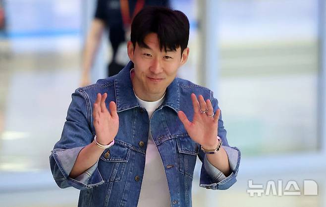 [인천공항=뉴시스] 김선웅 기자 = 유로파리그에서 우승한 토트넘의 손흥민이 27일 인천국제공항을 통해 귀국하고 있다. 2025.05.27. mangusta@newsis.com