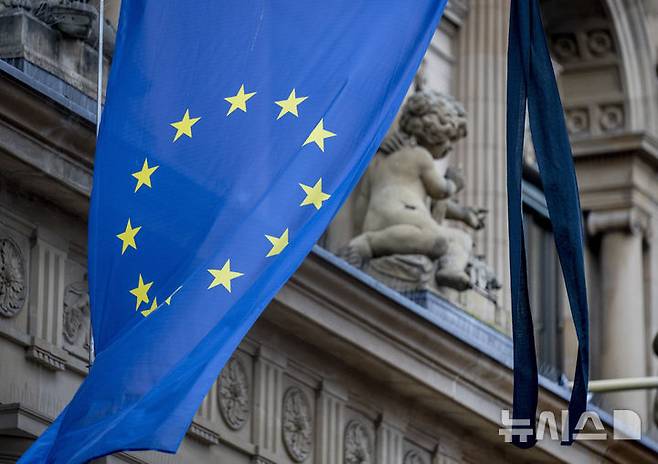 [프랑크푸르트(독일)=AP/뉴시스]2022년 2월4일 독일 프랑크푸르트 증권거래소 건물에 걸린 유럽연합(EU) 깃발에 검은 리본이 묶여 있다. 유럽 증시는 27일 혼조세를 나타낸 아시아 증시와 달리 상승 출발했다. 미 증시 선물도 오름세를 보였다. 2025.05.27.