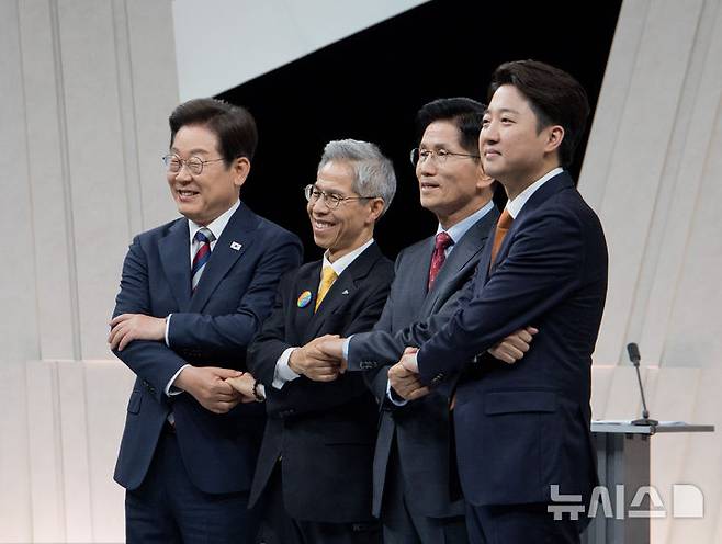 [서울=뉴시스] 국회사진기자단 = 27일 오후 서울 마포구 상암동 MBC 스튜디오에서 열린 중앙선거방송토론위원회 주관 제21대 대통령선거 3차 후보자토론회 시작에 앞서 각 정당 대선후보들이 기념촬영을 하고 있다. 왼쪽부터 이재명 더불어민주당, 권영국 민주노동당, 김문수 국민의힘, 이준석 개혁신당 대선후보. 2025.05.27. photo@newsis.com