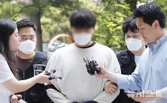 [인천=뉴시스] 김동영 기자 = 27일 오후 인천 미추홀구 인천지법에서 마약류 관리에 관한 법률 위반(향정) 혐의로 구속영장이 청구된 A(30대)씨가 구속 전 피의자 심문(영장실질심사)에 출석하기 위해 이동하고 있다. 2025.05.27. dy0121@newsis.com