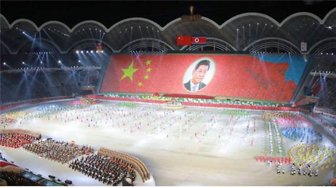 시진핑 중국 국가주석은 지난 2019년 6월 20~21일 평양을 방문했다. 이후 약 6년 동안 북·중 정상회담은 열리지 않고 있다. 사진은 2019년 6월 20일 평양 능라도 5·1경기장에서 열린 북·중 우의를 주제로 한 집단체조 모습. 김정은·시진핑 부부가 함께 관람했다. 연합뉴스