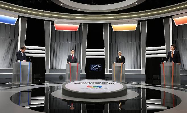 대선 2차 후보자 토론회 앞두고     (서울=연합뉴스) 더불어민주당 이재명·국민의힘 김문수·민주노동당 권영국·개혁신당 이준석 대선후보가 23일 서울 영등포구 여의도 KBS 스튜디오에서 열린 제21대 대선 2차 후보자 토론회를 준비하고 있다. 2025.5.23 [국회사진기자단]     photo@yna.co.kr (끝)   <저작권자(c) 연합뉴스, 무단 전재-재배포, AI 학습 및 활용 금지> 연합뉴스