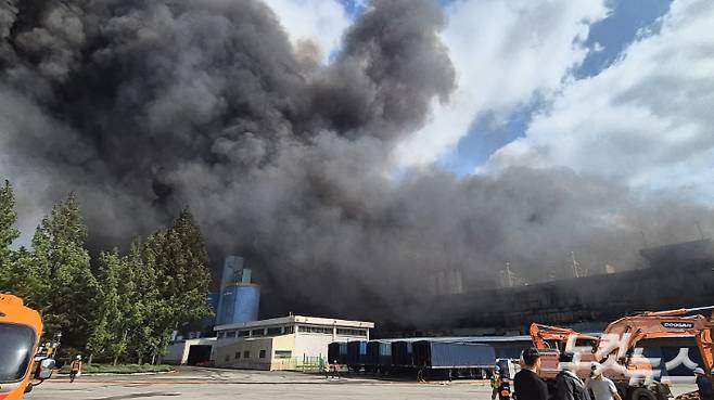 지난 17일 금호타이어 광주공장에서 검은 연기가 솟구치고 있다. 한아름 기자