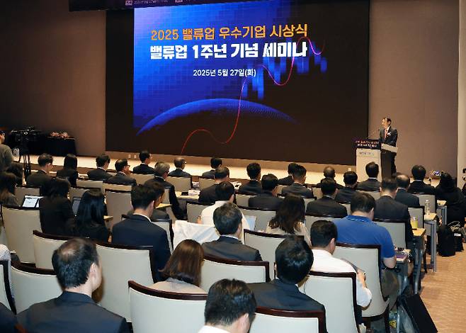 밸류업 프로그램 1주년 기념 행사에 앞서 정은보 한국거래소 이사장이 개회사를 하고 있다. 한국거래소 제공