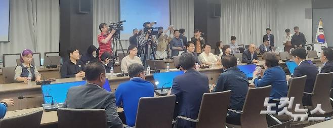 27일 시흥지역 국회의원 및 거북섬 상인들 간 간담회가 시흥시청에서 열렸다. 모두발언 후 회의는 비공개로 전환됐다. 박창주 기자