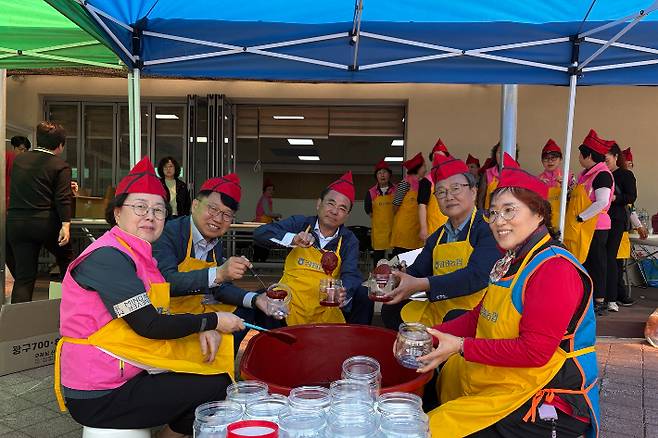 농협중앙회 강원본부는 27일 강원 원주 섬강매향골권역 농촌체험 휴양마을에서 '사랑의 전통 장 담그기 및 나눔 행사'를 개최했다. 농협 강원본부 제공