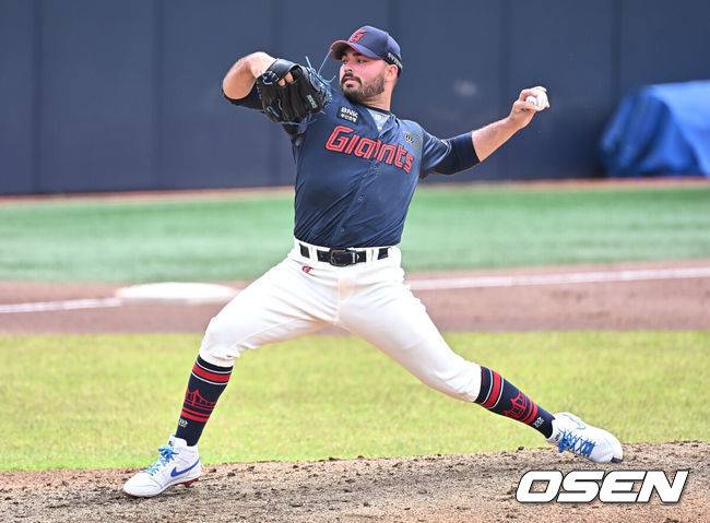 [OSEN=경산, 이석우 기자] 21일 경산 삼성라이온즈볼파크에서 2025 KBO 퓨처스리그 삼성 라이온즈와 롯데 자이언츠의 경기가 열렸다. 홈팀 삼성은 최예한이, 방문팀 롯데는 감보아가 선발 출전했다. 롯데 자이언츠 새 외국인 투수 감보아가 선발로 출전해 역투하고 있다. 2025.05.21 / foto0307@osen.co.kr