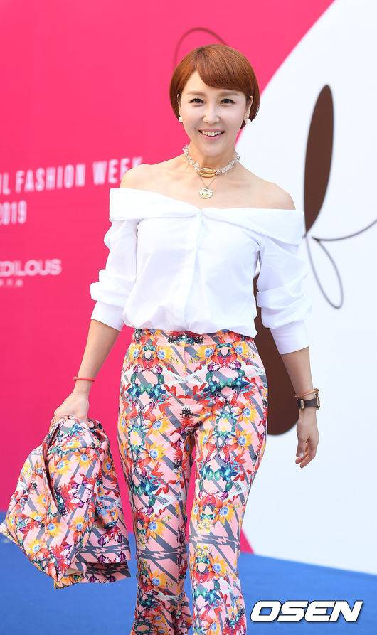 [OSEN=곽영래 기자] 배우 최은경이 24일 오후 서울 동대문 디자인플라자(DDP)에서 진행된 2019 F/W 서울패션위크 '그리디어스(Greedilous)' 컬렉션에서 참석해 포즈를 취하고 있다. / youngrae@osen.co.kr