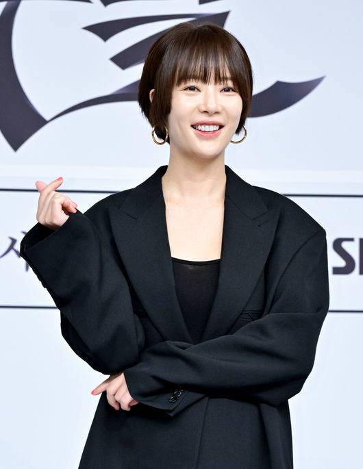 [OSEN=조은정 기자]SBS ‘7인의 부활’ 제작발표회가 27일 오후 서울 양천구 SBS에서 열렸다.오는&nbsp;29일&nbsp;첫 방송되는&nbsp;SBS&nbsp;새 금토드라마&nbsp;‘7인의 부활’(연출 오준혁·오송희,&nbsp;극본 김순옥)은 리셋된 복수의 판,&nbsp;다시 태어난&nbsp;7인의 처절하고도 강렬한 공조를 그린다.&nbsp;배우 황정음이 포즈를 취하고 있다. 2024.03.27 / cej@osen.co.kr