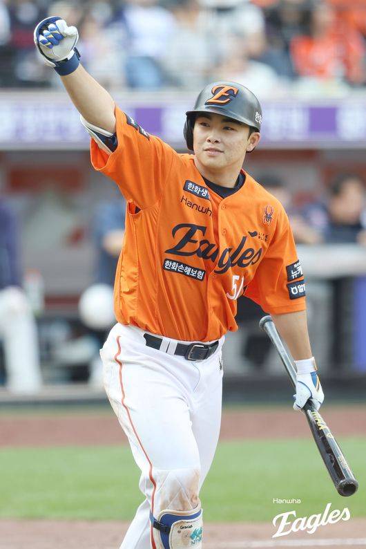 한화 문현빈이 25일 대전 롯데전에서 10회 끝내기 밀어내기 볼넷을 얻은 뒤 기뻐하고 있다. /한화 이글스 제공