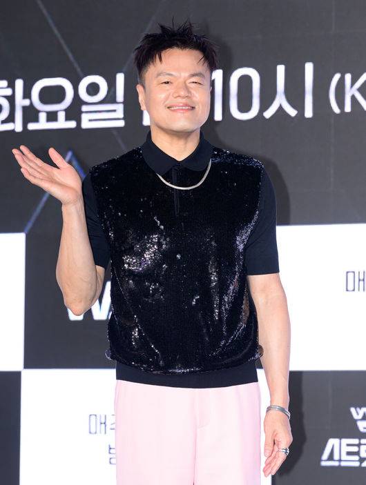 [OSEN=이대선 기자] 27일 오전 서울 강남구 SJ쿤스트할레에서 Mnet ‘월드 오브 스트릿 우먼 파이터’ 제작발표회가 열렸다.‘월드 오브 스우파’는 Mnet 메가 히트작 ‘스트릿 우먼 파이터’의 세 번째 시즌으로, 한국을 포함해 뉴질랜드, 미국, 일본, 호주까지 총 5개국 국가대항전으로 시청자들을 만날 예정이다. Mnet ‘월드 오브 스우파’는 오는 5월 27일(화) 오후&nbsp;10시 첫 방송된다. 박진영이 포토타임을 가지고 있다. 2025.05.27 /sunday@osen.co.kr