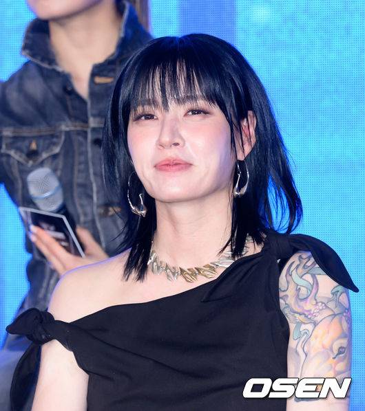 [OSEN=이대선 기자] 27일 오전 서울 강남구 SJ쿤스트할레에서 Mnet ‘월드 오브 스트릿 우먼 파이터’ 제작발표회가 열렸다.‘월드 오브 스우파’는 Mnet 메가 히트작 ‘스트릿 우먼 파이터’의 세 번째 시즌으로, 한국을 포함해 뉴질랜드, 미국, 일본, 호주까지 총 5개국 국가대항전으로 시청자들을 만날 예정이다. Mnet ‘월드 오브 스우파’는 오는 5월 27일(화) 오후&nbsp;10시 첫 방송된다. 댄스팀 범접 모니카가 취재진의 질문을 듣고 있다. 2025.05.27 /sunday@osen.co.kr