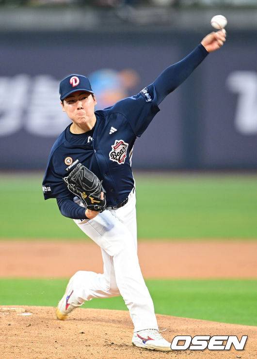 [OSEN=수원, 최규한 기자] 26일 오후 경기도 수원 KT위즈파크에서 ‘2025 신한 SOL Bank KBO리그’ KT 위즈와 두산 베어스의 경기가 열렸다.홈팀 KT는 소형준, 방문팀 두산은 최승용을 선발로 내세웠다.1회말 두산 선발 최승용이 힘차게 공을 뿌리고 있다. 2025.03.26 / dreamer@osen.co.kr