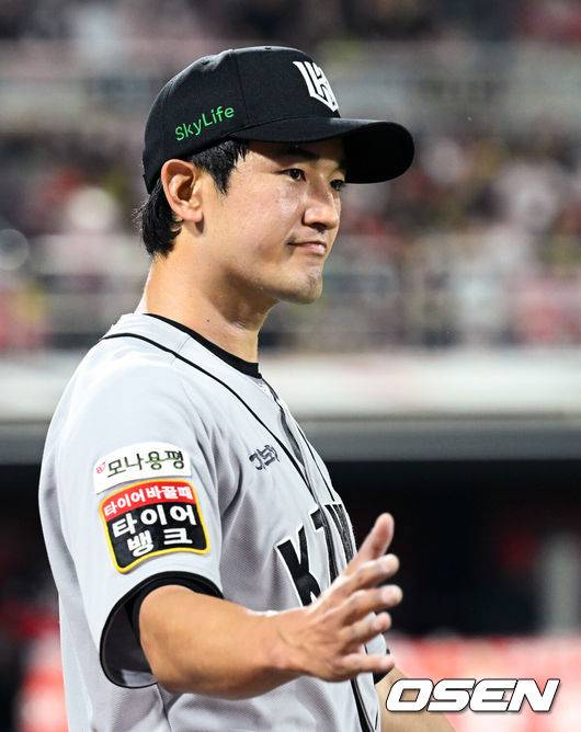 [OSEN=수원, 조은정 기자]21일 오후 수원 KT위즈파크에서 2025 신한 SOL Bank KBO리그 KT 위즈와 KIA 타이거즈의 경기가 열렸다.이날 홈팀 KT는 고영표를, 방문팀 KIA는 올러를 선발투수로 내세웠다6회초 이닝을 마친 KT 선발 고영표가 야수진을 맞이하고 있다. 2025.05.21 /