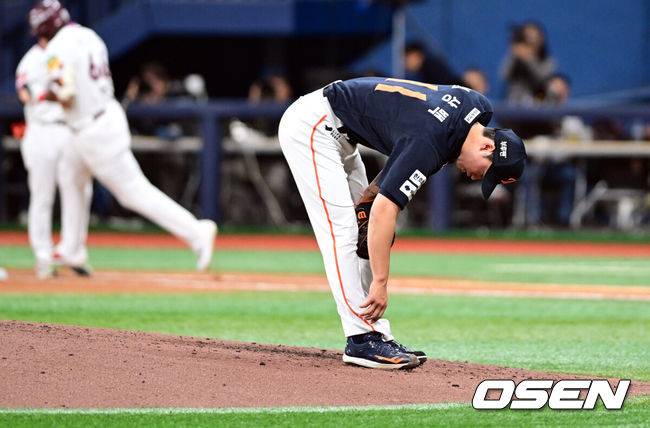 [OSEN=고척, 조은정 기자] 4회말 한화 엄상백이 김태진에 이어 푸이그에게까지 백투백 홈런을 허용하며 아쉬워하고 있다. 2025.05.09 /cej@osen.co.kr