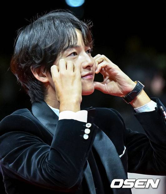 [OSEN=부산, 지형준 기자] 제29회 부산국제영화제(BIFF) 레드카펫 행사가 2일 오후 부산 해운대구 영화의 전당에서 열렸다.이번 부산국제영화제(이하 부국제)에서는 2일 개막작 ‘전.란’을 시작으로 상영작 54편을 포함해 총 63개국의 영화작품 278편을 영화의전당, CGV센텀시티, 롯데시네마 센텀시티, 영화진흥위원회 표준시사실, 메가박스 부산극장 등 총 5개 극장 26개 상영관에서 만나 볼 수 있다.배우 송중기가 레드카펫을 밟으며 포즈를 취하고 있다. 2024.10.02 / jpnews@osen.co.kr