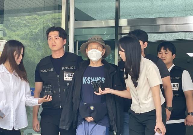 ▲차철남이 검찰 송치를 위해 경찰관에 이끌려 경찰서를 나오고 있다. ⓒ프레시안(김재구)