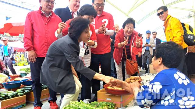 ▲27일 전남 순천 아랫장을 찾은 김문수 국민의힘 대통령 후보의 부인 설난영 여사가 시장 상인과 악수를 나누며 기호 2번 지지를 부탁하고 있다.ⓒ프레시안(지정운)