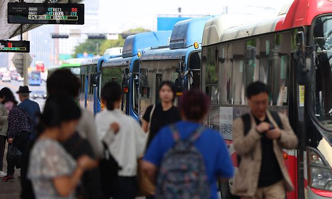 서울 영등포구 여의도버스환승센터에서 시민들이 탑승을 위해 이동하고 있다. 연합뉴스