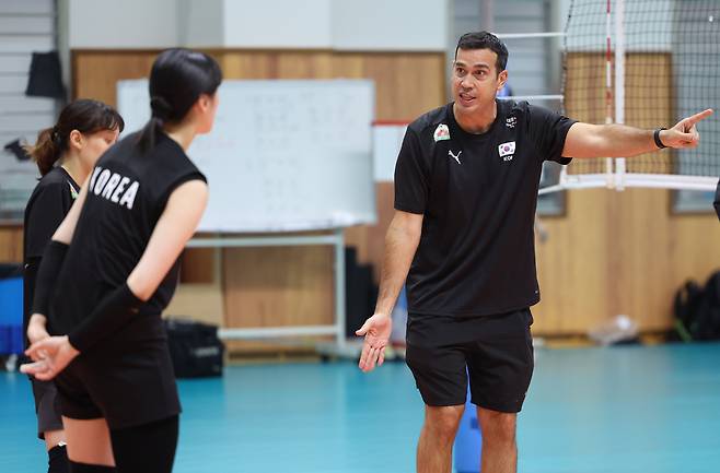 페르난도 모랄레스 대한민국 여자 배구 국가대표팀 감독이 23일 충북 진천군 진천국가대표선수촌에서 열린 대한민국 배구 국가대표팀 훈련을 지도하고 있다. 뉴시스
