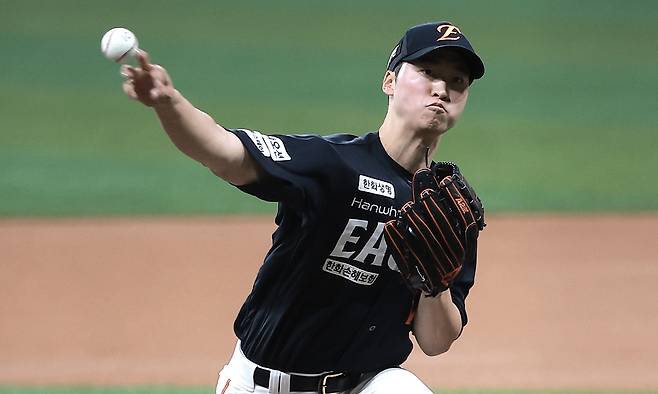 한화 엄상백. 뉴시스