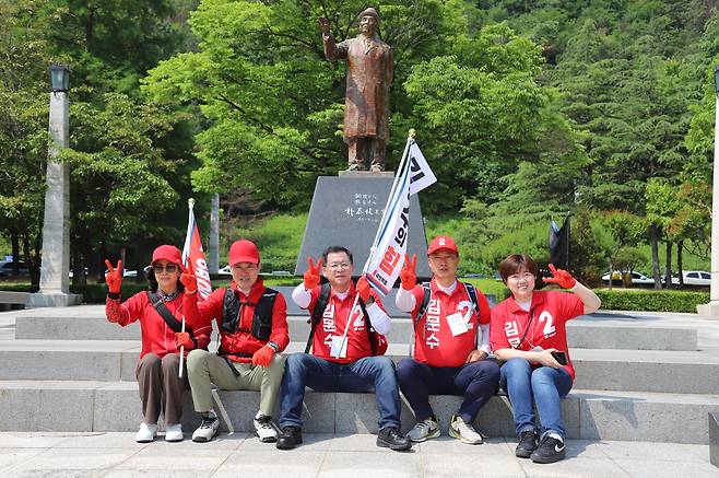 이상휘 국회의원은 27일 제21대 대통령 선거 사전투표를 앞두고 포항 남구 전역을 도보로 누비며 김문수 국민의힘 대선 후보에 대한 지지를 호소하는 도보 유세를 펼치기에 앞서 고 청암 박태준 포스코회장의 동상앞에서 기념촬영을 하고 있다.&nbsp;