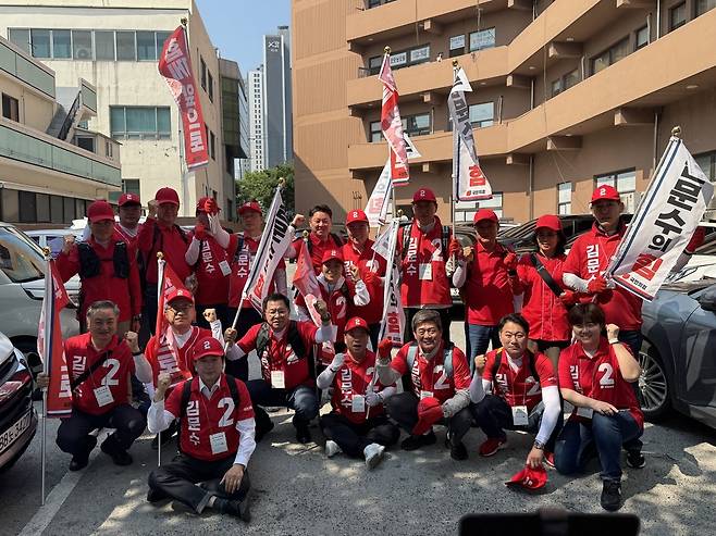 이상휘 국회의원은 27일 제21대 대통령 선거 사전투표를 앞두고 포항 남구 전역을 도보로 누비며 김문수 국민의힘 대선 후보에 대한 지지를 호소하는 도보 유세를 펼치기에 앞서 기념촬영을 하고 있다. 이상휘 국회의원실 제공