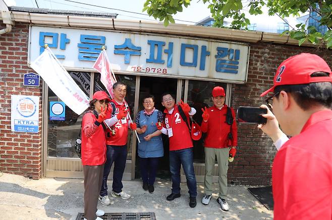 이상휘 국회의원은 27일 제21대 대통령 선거 사전투표를 앞두고 포항 남구 전역을 도보로 누비며 김문수 국민의힘 대선 후보에 대한 지지를 호소하는 도보 유세를 펼치며 유권자를 만나고 있다.