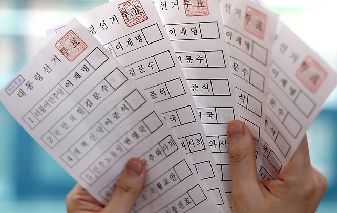 21일 대구 남구선거관리위원회 관계자가 선거인에게 발송할 거소투표용지를 검수하고 있다. 뉴시스