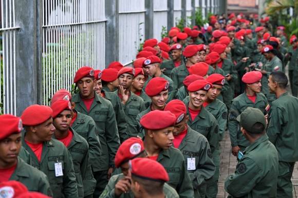 25일(현지시간) 베네수엘라 카라카스에서 열린 총선·지방선거를 맞아 빨간 베레모를 쓴 대통령 경호실 소속 군인들이 투표하기 위해 줄을 서서 기다리고 있다. 사법부마저 장악한 니콜라스 마두로 독재 정권의 부정선거 논란과 야권의 투표 보이콧으로 총 투표율은 12%에 그쳤다. 총선 개표 결과 여당인 통합사회주의당(PSUV)이 82.7%의 득표율로 승리했다. 지방선거에선 PSUV가 24개 주지사직 중 23개를 차지했다.﻿ 카라카스 로이터 연합뉴스