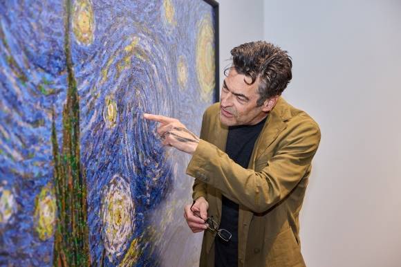 미국의 사진작가 크리스 조던이 명화를 바탕으로 만든 ‘숫자를 따라서’ 연작에 대해 설명하고 있다. 이 사진 연작은 인간의 대량소비 문화를 통계라는 간결한 렌즈를 통해 조명한다. 서울 중구문화재단 제공