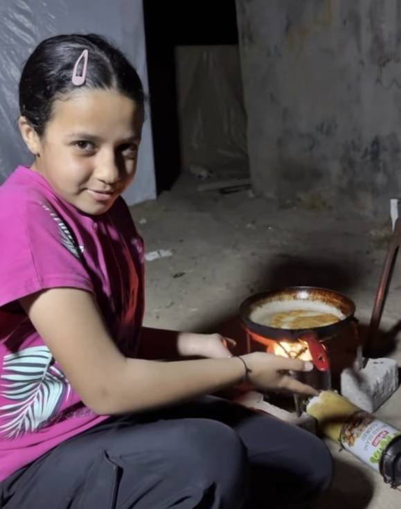 팔레스타인 가자지구 최연소 인플루언서 야킨 함마드(11·사진)가 24일(현지시간) 이스라엘의 폭격으로 사망했다. 사진은 소녀가 가스 공급이 중단된 가자지구에서 조리법을 소개하는 모습. 인스타그램