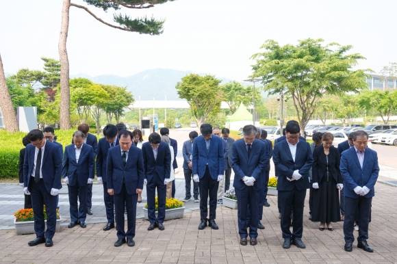 김지철 충남교육감 등 도교육청 직원들이 27일 추모공간을 마련하고 지난 22일 숨진 제주 중학교 교사 A씨를 추모하고 있다. 도교육청 제공