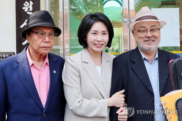 전남 고흥군 소록도 내 중앙교회에서 더불어민주당 이재명 대선 후보의 배우자 김혜경 여사가 기도를 하고 있다. 연합뉴스.