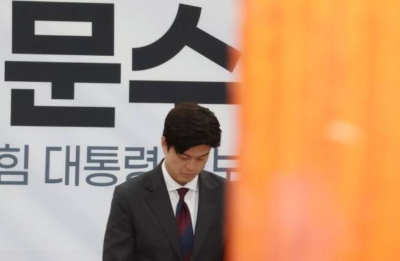 비대위 회의 참석하는 김용태 위원장 - 국민의힘 김용태 비상대책위원장이 27일 서울 여의도 국회에서 당헌·당규 개정을 위해 열린 비상대책위원회의에 참석하고 있다.  뉴시스