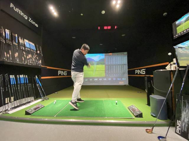 핑에서 피팅을 담당하고 있는 김의진 과장이 시타를 하고 있다.