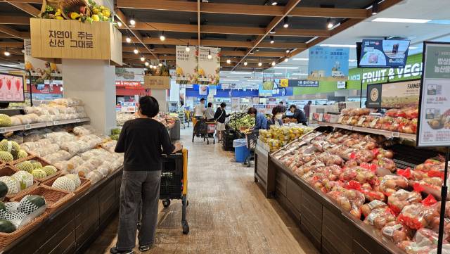 25일 대구 동구에 위치한 전통시장 ‘동구시장’ 인근에 위치한 대형마트에서 손님들이 장을 보고 있다.