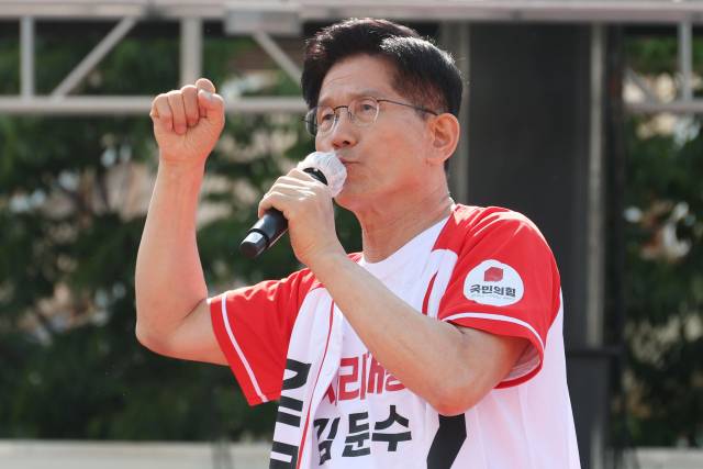 김문수 국민의힘 대선 후보가 26일 경기 오산시 오산역 광장에서 유세를 하고 있다. 오산=성형주 기자