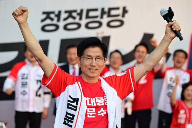 김문수 국민의힘 대선 후보가 26일 서울 도봉구 방학사거리에서 열린 집중유세에 지지자들에게 두 팔 벌려 인사하고 있다. 성형주 기자