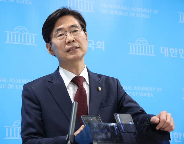 조경태 국민의힘 의원이 10일 국회 소통관에서 당의 김문수 대선 후보 선출 취소와 한덕수 후보 재선출 절차 착수 조치와 관련한 규탄 및 철회 촉구 기자회견을 마친 뒤 취재진 질문에 답변하고 있다. 연합뉴스