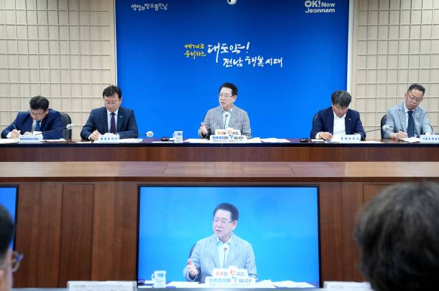 김영록 전남도지사가 27일 전남도청 서재필실에서 실국장 정책회의를 주재하고 있다. 사진 제공=전라남도